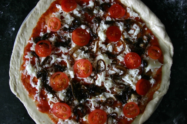 הפיצה המועדפת (רוקפור, עגבניות ובצל מקורמל) לפני הכניסה לתנור