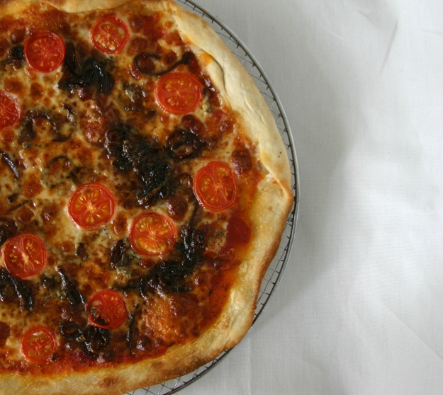 הפיצה המועדפת (רוקפור, עגבניות ובצל מקורמל) אחרי ביקור בתנור